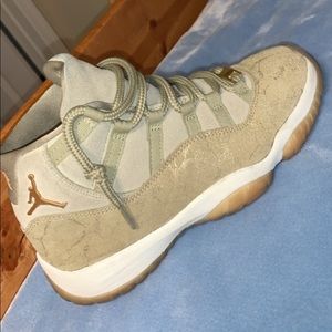 Jordan 11 Olive Lux